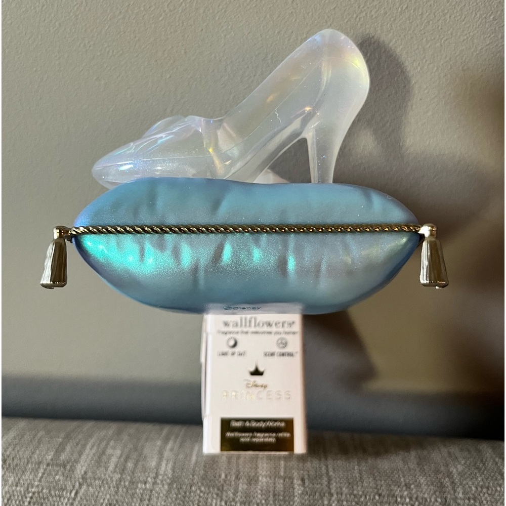 NEW IN HAND Bath and Body Works Disney Cinderella Wallflower Plug In Nightlight
